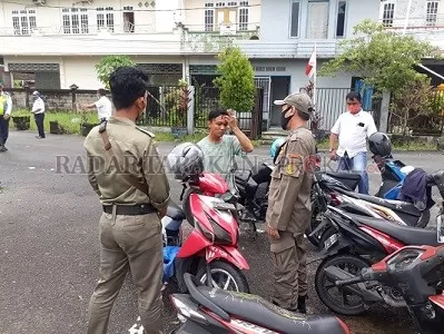 RAZIA PROKES: Kepolisian, Dishub, TNI, dan Satpol PP kembali melakukan razia kendaraan dan penggunaan masker, kemarin (21/10)./AGUNG/RADAR TARAKAN