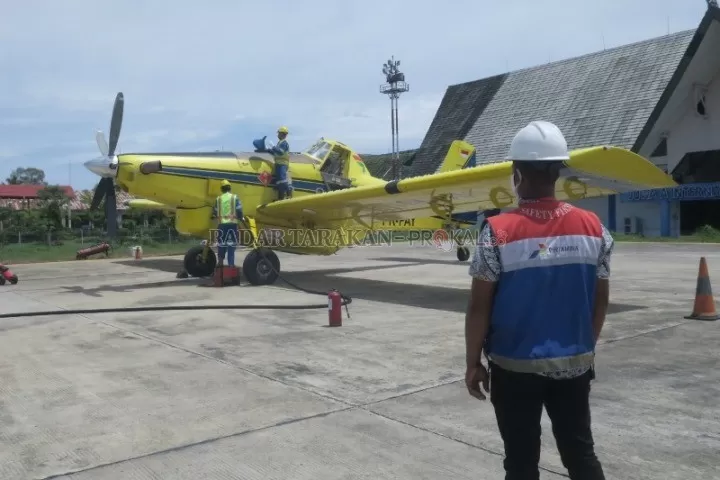 MIMPI YANG TERWUJUD: Proses pengisian BBM di pesawat Air Tractor AT-802 PK-PAY dari Tarakan menuju Krayan, Rabu (21/10). FOTO: YEDIDAH PAKONDO/RADAR TARAKAN