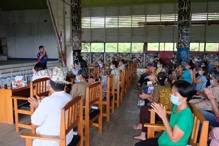 TERUS SEMANGAT: Cawagub Provinsi Kaltara nomor urut 3, Dr. Yansen TP, M.Si kampanye di Desa Long Bang, Kecamatan Peso Hilir, (16/10)./AGUSSALAM SANIP/RADAR TARAKAN