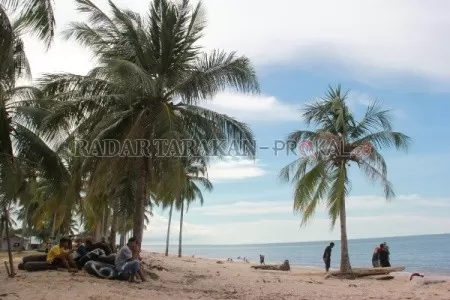 DIPERKETAT: Objek wisata pantai Desa Tanah Kuning-Mangkupadi akan dijaga ketat. Tampak aktivitas di pantai sebelum pandemi Covid-19./RADAR KALTARA