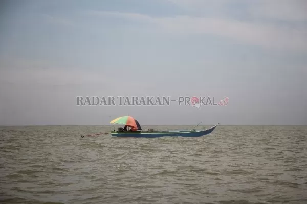 BELUM MAKSIMAL: Pengawasan aktivitas illegal fishing terkendala fasilitas dan biaya operasional. Tampak aktivitas nelayan lokal saat melakukan penangkapan ikan./PIJAI PASARIJA/RADAR KALTARA