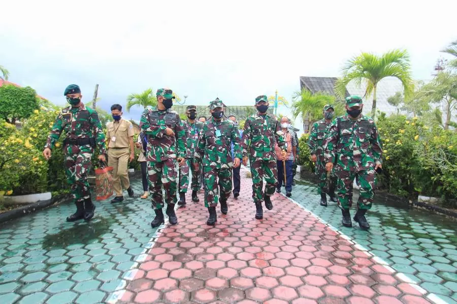 Panglima Kodam (Pangdam) II Sriwijaya, Mayor Jendral (Mayjen) TNI, Agus Suhardi melakukan kunjungan di Kalimantan Utara (Kaltara) untuk memantau prajurit Yonif Raider 200 PN Bhakti Negara yang bertugas di Satgas Pamtas perbatasan.