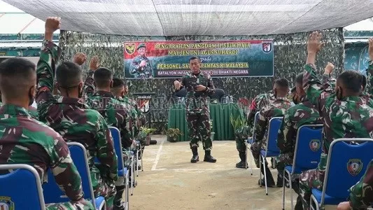 PENJAGA PERBATASAN: Panglima Kodam II Sriwijaya, Mayor Jendral TNI Agus Suhardi memberikan arahan kepada prajurit di Pos Kout Satgas Pamtas Yonif Raider 200/BN, kemarin (18/11)./ELIAZAR/RADAR TARAKAN