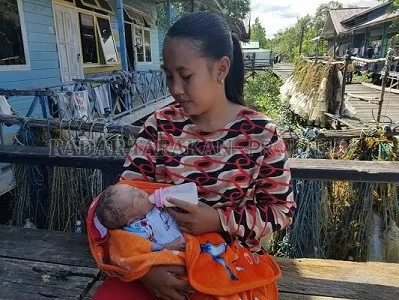 GIZI BURUK: Nur Cantika bersama ibunya di Mess Tanjung,  Jalan Tanjung, Nunukan Barat./RIKO ADITYA/RADAR NUNUKAN