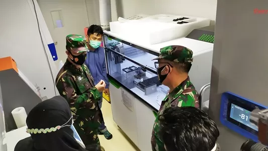 MESIN PCR: Panglima Komando II Laksamana Muda I N.G Sudihartawan, S.Pi., M.M. memantau mesin PCR sebagai fasilitas kesehatan TNI yang berada di Rumkital Ilyas Tarakan, kemarin (23/11).