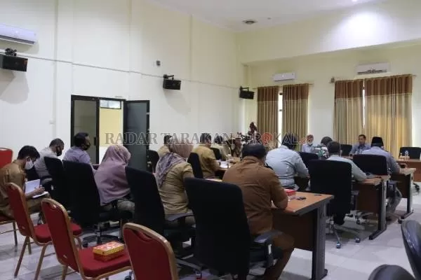 DIPERKETAT LAGI: Pjs Bupati Datu Iqro Ramadhan meminta tim satgas memperketat dan meningkatkan penjagaan posko, Selasa (24/11)./RIKO / RADAR TARAKAN