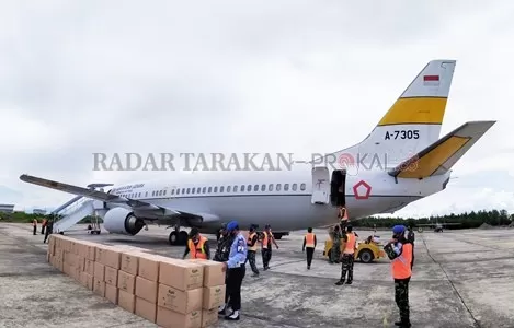 BANTUAN: Mabes TNI mendistribusikan bantuan alat pelindung diri ke Kaltara dengan menggunakan pesawat TNI AU A-7305, kemarin (24/11)./IFRANSYAH/RADAR TARAKAN