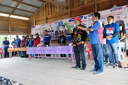 KRAYAN TIMUR: Kepala Adat Besar Kecamatan Krayan Timur Daniel Sinau memimpin deklarasi dukungan dan mencoblos 100 persen kepada pasangan Zainal-Yansen, Kamis siang (19/11) di Long Umung.