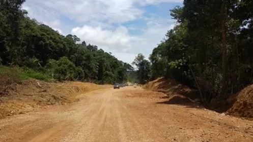 INFRASTRUKTIR: Jalan perbatasan penghubung dari Malinau ke Long Bawan yang hingga kini masih terus dikerjakan./RADAR KALTARA