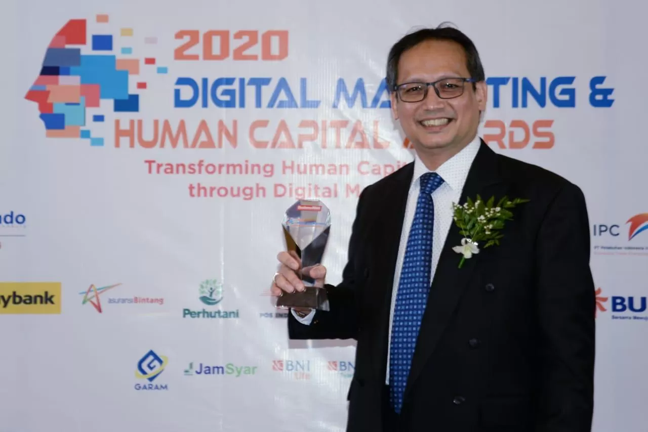 MENERIMA: Direktur Umum dan SDM BPJAMSOSTEK Naufal Mahfudz terima terima trofi The Best Chief of Human Capital Officer 2020. FOTO: IST