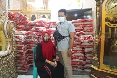 BERBAGI DI TENGAH PANDEMI: Hj. Hasna, mantan buruh cuci di Kelurahan Sebengkok membagikan 5 ton beras ke masyarakat tidak mampu, bersama suami, Dante./LISAWAN/RADAR TARAKAN