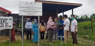 UNTUK PETANI: Perwakilan JOB Simenggaris menyerahkan bantuan bibit dan benih sayuran kepada kelompok tani di Kecamatan Tana Lia. FOTO: IST