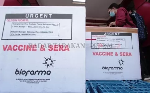 TIBA DI KALTARA: Vaksin Covid-19 saat tiba di Tanjung Selor yang mendapat pengawalan ketat dari pihak kepolisian./RACHMAD RHOMDHANI/RADAR KALTARA