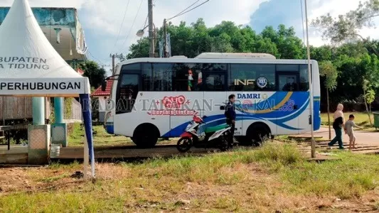 TERMINAL SEMENTARA: Salah satu Bus Damri yang melayani Rute KTT-Tanjung Selor, saat sedang menunggu penumpang di terminal sementara di KNPI KTT./RIKO/RADAR TARAKAN