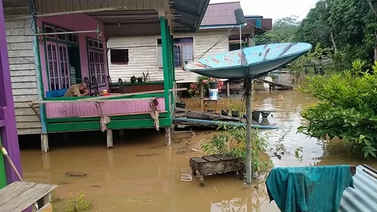 TERENDAM: Banjir yang terjadi di Desa Sekatak Buji, Sekatak disebabkan kondisi air Sungai Sekatak meluap dan di saat bersamaan terjadi hujan serta air laut pasang./BPBD BULUNGAN