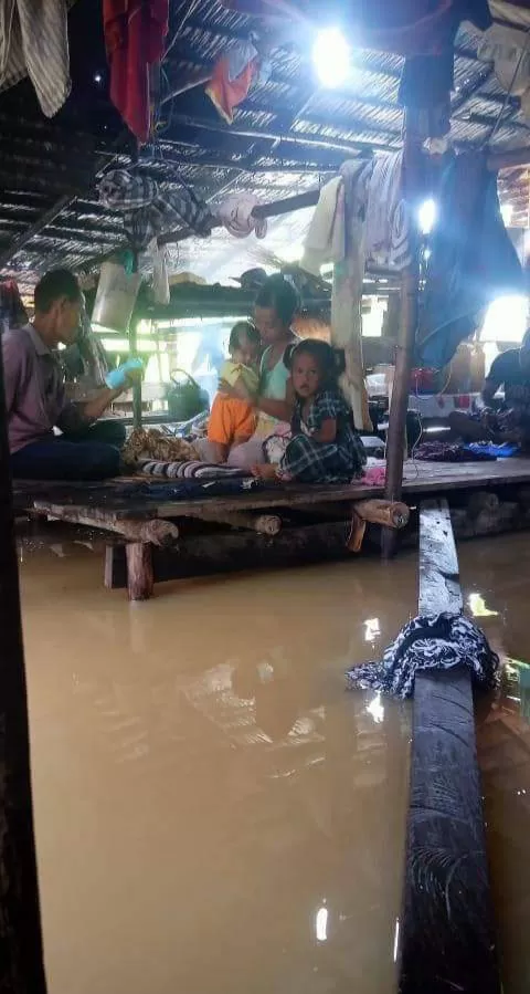 BANJIR KIRIMAN: Banjir kiriman dari negeri jiran Malaysia masih merendam jalan dan rumah warga di lima kecamatan, salah satunya di Sembakung. IST