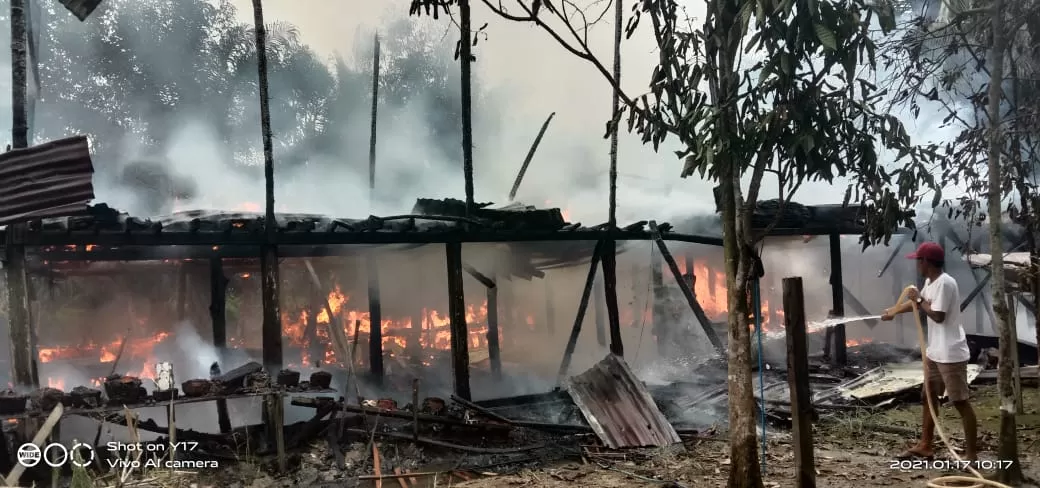 TINGGAL ARANG: Sumber api yang menghanguskan rumah milik Aziz (61) warga Desa Sajau Hilir, RT 002 ini diduga karena hubungan arus pendek./POLSEK TANJUNG PALAS TIMUR