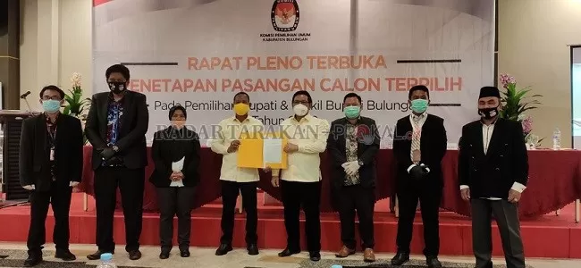 DITERIMA: Ketua KPU Bulungan Lili Suryani menyerahkan berita acara penetapan pasangan calon terpilih pada Pilbup Bulungan kemarin./ASRULLAH/RADAR KALTARA