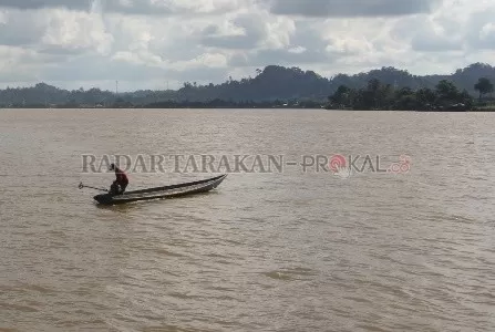 PENCEMARAN: Sungai di wilayah Desa Binai, Kecamatan Tanjung Palas Timur, Kabupaten Bulungan diduga tercemar limbah industri perkebunan kelapa sawit./PIJAI PASARIJA/RADAR KALTARA