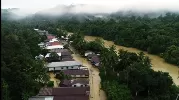 TERENDAM: Debit air Sungai Sekatak kembali meluap membuat sejumlah ruas jalan tertutup dan sejumlah rumah terendam banjir./BPBD BULUNGAN
