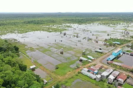 BANJIR SEMBAKUNG: Banjir di Sembakung relatif masih tinggi seiring dengan curah hujan yang masih tinggi./DOKUMEN RADAR TARAKAN