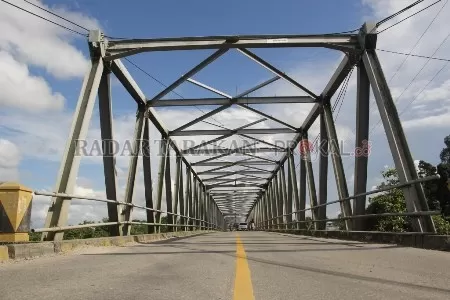 AKAN DIPERBAIKI: Jembatan Jelarai akan diperbaiki mulai 30 Januari hingga April mendatang. Selama perbaikan, arus lalu lintas dipindahkan ke Jembatan Meranti./PIJAI PASARIJA/RADAR KALTARA