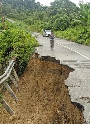 BENCANA: Salah satu titik longsor yang terjadi pada jalan penghubung ke tiga kecamatan di hulu Sungai Kayan yang terjadi pekan kemarin./IWAN KURNIAWAN/RADAR KALTARA
