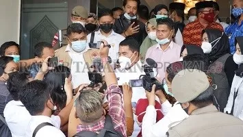 PROGRAM UNGGULAN: Gubernur Kaltara H. Zainal A. Paliwang ketika memberikan keterangan kepada awak media terkait program priotasnya bersama Yansen TP, di Bandara Juwata Tarakan, kemarin./IFRANSYAH/RADAR TARAKAN