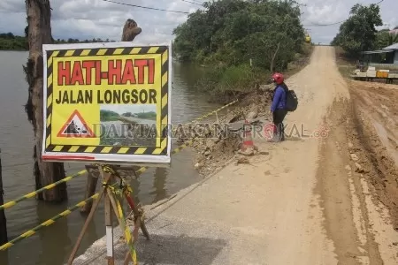NYARIS PUTUS: Perbaikan jalan utama menuju Desa Tengkapak belum dilakukan perbaikan karena terkendala minimnya anggaran./PIJAI PASARIJA/RADAR KALTARA