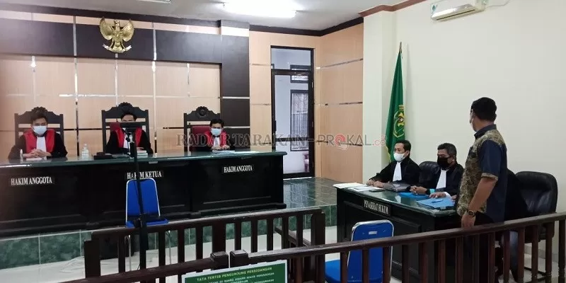 KEBERATAN: Sidang ketiga terdakwa Iwan Setiwan dengan menyampaikan keberatan atas dakwaan JPU yang digelar di PN Tanjung Selor, Senin (22/2)./ASRULLAH/RADAR KALTARA