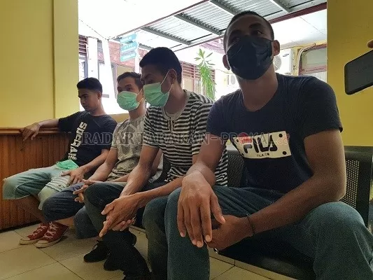 AKAN DIPULANGKAN: Empat PMI yang sempat diamankan petugas di Krayan karena masuk ke Indonesia melalui jalur ilegal di Krayan, segera dipulangkan BP2MI, Rabu (24/2) mendatang./RIKO ADITYA/RADAR TARAKAN