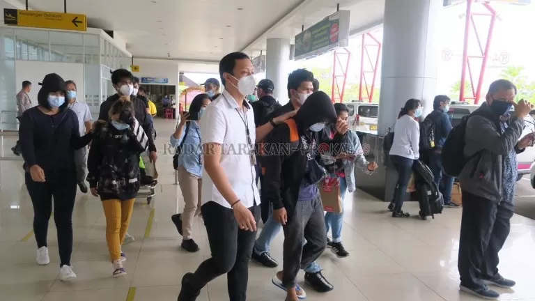 DIAMANKAN : Kedua pelaku tiba di Bandara Juwata Tarakan. ELIAZAR/RADAR TARAKAN