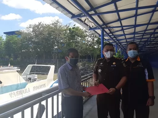 PENYERAHAN BERKAS: Penyerahan berkas pengembalian barang bukti speedboat Tasbara dilakukan Kejari Nunukan kepada Kepala Dishub Nunukan, Rabu (24/2)./DOKUMEN KEJARI NUNUKAN