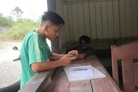 KESULITAN INTERNET: Riski bersama teman sekolah harus bolak-balik belajar daring di pos polisi di Tanjung Palas./Belajar Daring di Pos Polisi