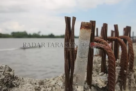 AMBRUK: Konstruksi turap Selimau, Kelurahan Tanjung Selor Timur akan diganti dengan beton tetrapod. Perbaikan akan dilakukan pihak ketiga./PIJAI PASARIJA/RADAR KALTARA