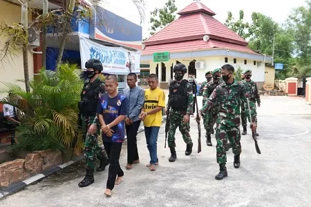 DIAMANKAN: Empat orang diduga bandar sekaligus pengedar sabu yang diamankan Satgas Pamtas RI-Malaysia Batalyon Arhanud (Yonarhanud) 16/SBC, dibawa ke Mapolres Nunukan.