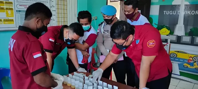 DITES URINE: Sebanyak 30 anggota Polri menjalani pemeriksaan tes urine di Kantor Kepolisian Sektor Kawasan Pelabuhan Nunukan, Jumat (26/3)./DOKUMENTASI BNNK NUNUKAN