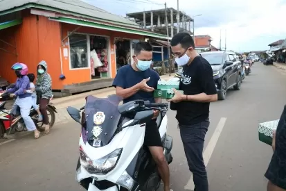 BERBAGI TAKJIL: Para jurnalis di Tana Tidung saat membagikan nasi kotak gratis bagi pengendara yang lewat di Jalan Jenderal Sudirman, Kamis (15/4) sore. FOTO: JURNALIS TANA TIDUNG