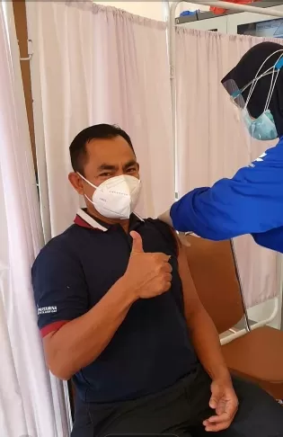 LAWAN COVID-19: General Manager PLN UIW Kaltimra Saleh Siswanto mendapatkan vaksinasi pertama di Balikpapan.
