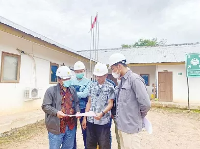 CEK PROGRES: Manajer UPDK Tarakan, Heni Setyo Handoko (paling kiri) beserta jajaran meninjau progress PLTMG 2 Nunukan (10 MW).