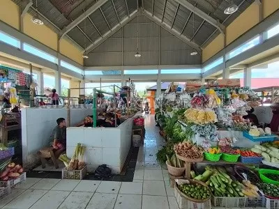 PENJUALAN LESU: Para pedagang di Pasar Induk Imbayud Taka mengeluh sepinya pembeli akibat pedagang yang berjualan di luar pasar./RIKO/RADAR TARAKAN
