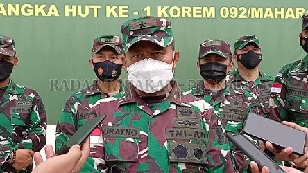 ADAPTIF: Komandan Korem Brigjen TNI Suratno didampingi jajaran Dandim usai melakukan penanaman pohon di Makorem./ASRULLAH/RADAR KALTARA