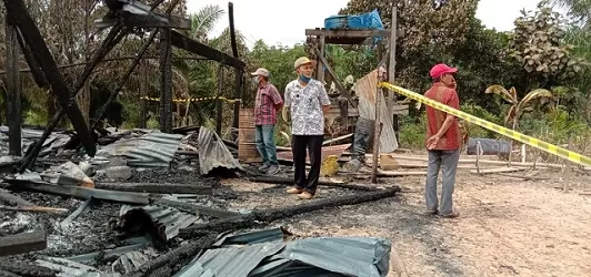 KUNJUNGI TKP: Camat Sei Menggaris turun langsung ke TKP untuk memastikan keberadaan korban yang rumahnya terbakar, Kamis (22/4)./DOKUMENTASI CAMAT