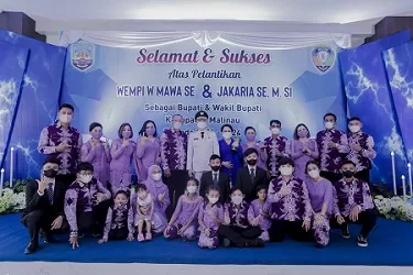 DIBERI AMANAH: Bupati Malinau, Wempi W. Mawa bersama keluarganya usai dilantik di Tanjung Selor, Senin (26/4).