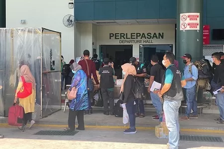 DIPULANGKAN: Setidaknya ada 103 WNI yang dipulangkan kembali ke Indonesia setelah sempat tertahan selama setahun di Sabah Malaysia./DOKUMENTASI KRI TAWAU