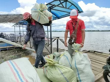 DROP BARANG: Salah satu jasa pengiriman barang saat menjemput logistik di Pelabuhan Tunon Taka Tana Tidung, Selasa (4/5). RIKO/RADAR TARAKAN