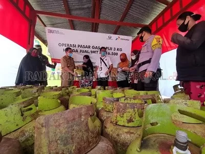 SALURKAN LPG: PT Pertamina (Persero) bersama Pemkab Nunukan menyalurkan 560 tabung gas LPG 3 kg untuk 2 kelurahan di Nunukan Tengah dan Timur, Senin (17/5)./RIKO ADITYA/RADAR TARAKAN