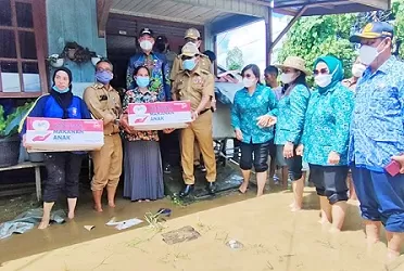 BENCANA: Gubernur dan Wagub Kaltara menyerahkan bantuan secara simbolis kepada korban banjir di Malinau, Senin (17/5). FOTO: DOKUMENTASI DKISP KALTARA