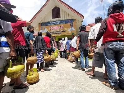 SALURKAN LPG: PT Pertamina (Persero) bersama Pemkab Nunukan menyalurkan 560 tabung gas LPG untuk 2 kelurahan di Nunukan Tengah dan Timur, Senin (17/5). FOTO: RIKO ADITYA/RADAR TARAKAN
