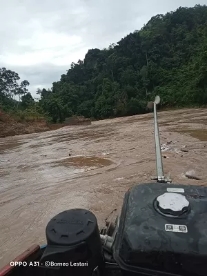 TINGGAL PONDASI: Jembatan yang menghubungkan Desa Wisata Apau Ping ke desa lainnya hanyut terbawa arus banjir.